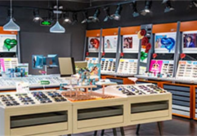 高品質(zhì)的眼鏡店裝修主要體現(xiàn)在展柜設計上