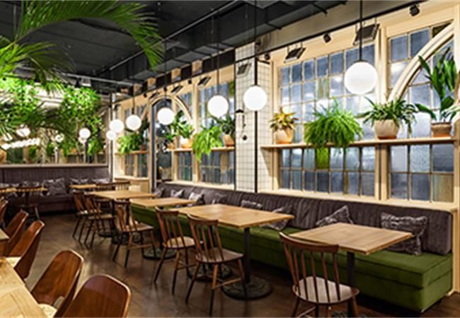 裝修公司認為合肥餐飲店裝修餐廳翻新怎么設(shè)計比較好？